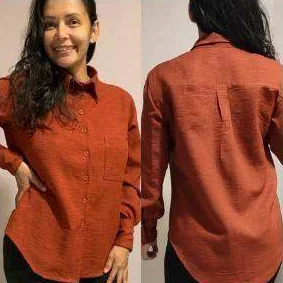 Aluna de frente e de costas com camisa terracota