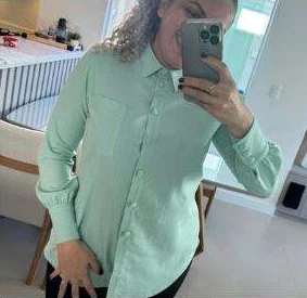 Aluna com camisa verde-menta