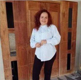 Aluna com camisa listrada azul-clara