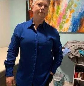Aluna com camisa azul-royal