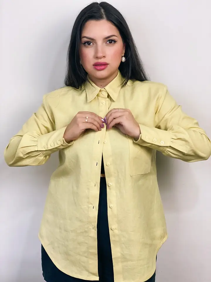 Augusta abotoando uma camisa de linho