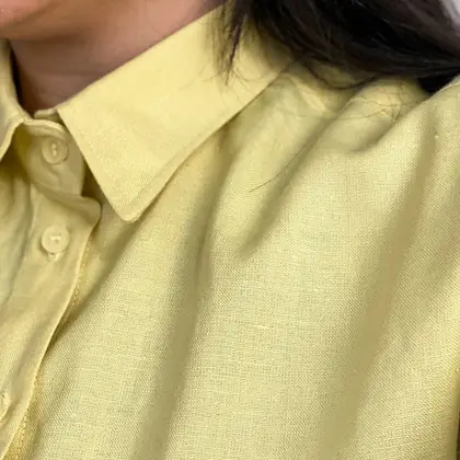 Close do colarinho e dos botões de uma camisa